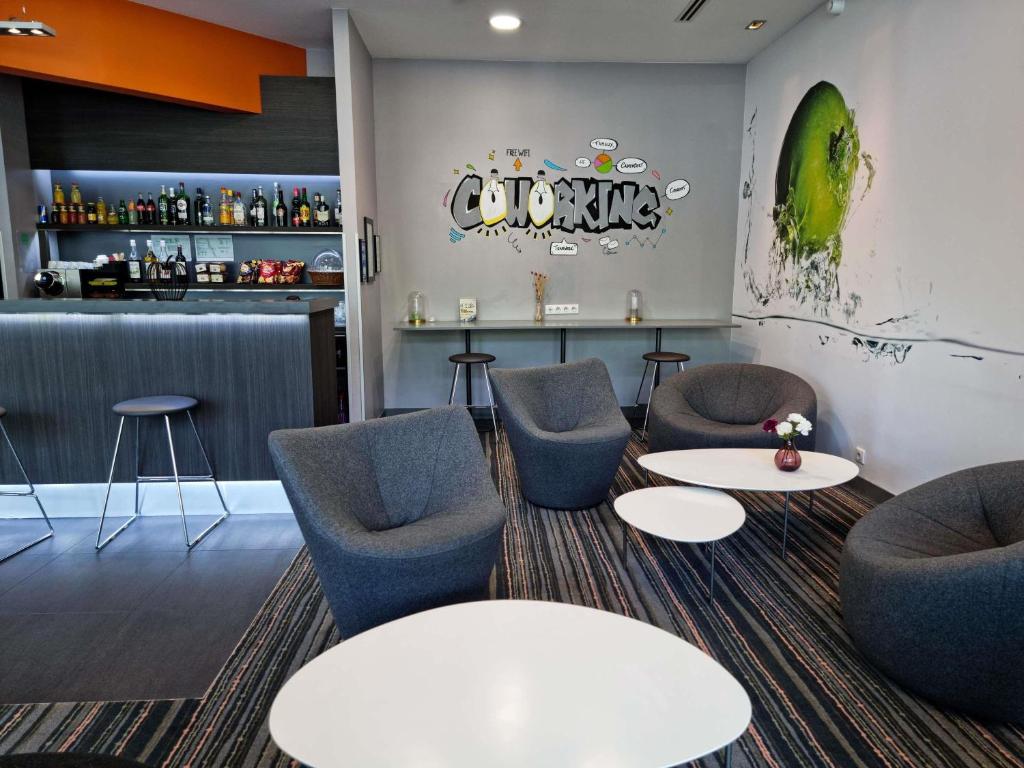 Posezení v ubytování ibis Styles Caen centre gare
