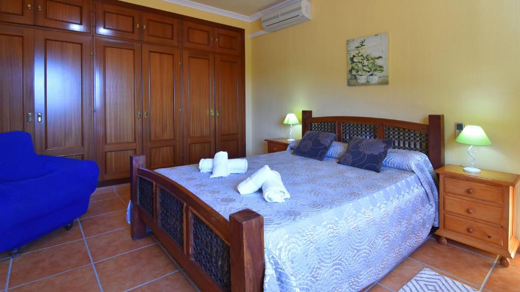 Łóżko lub łóżka w pokoju w obiekcie Villa Nerja Views - by Casitas Select