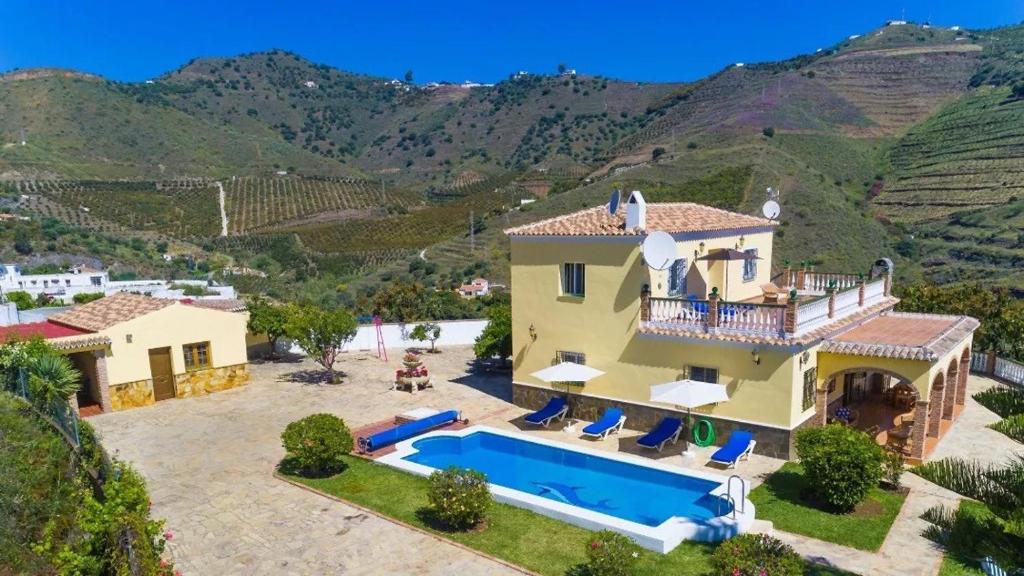widok z powietrza na willę z basenem w obiekcie Villa Nerja Views - by Casitas Select w mieście Nerja