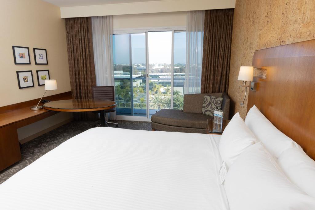 Miyako Hybrid Hotel Torrance - King Room With Roll-In Shower - Disability Access