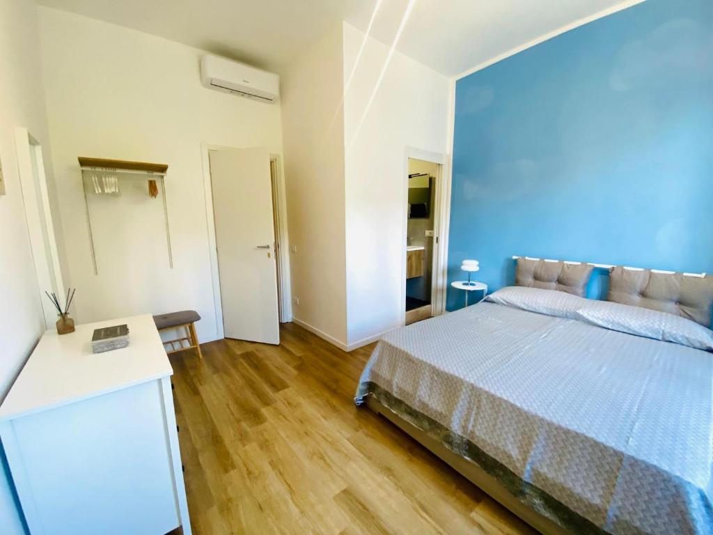 una camera da letto con un letto con una parete blu di Domus 14 a Roma