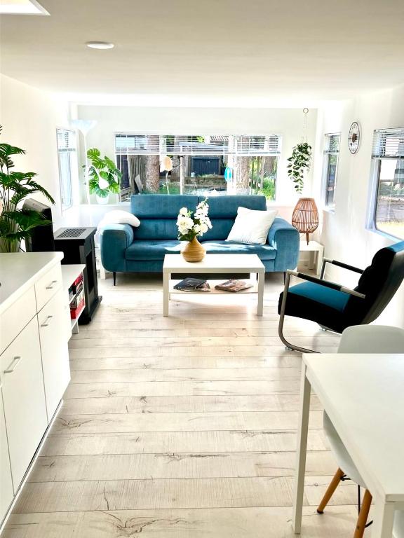 a living room with a blue couch and a table at Huisje Eext - De Vos in Eext