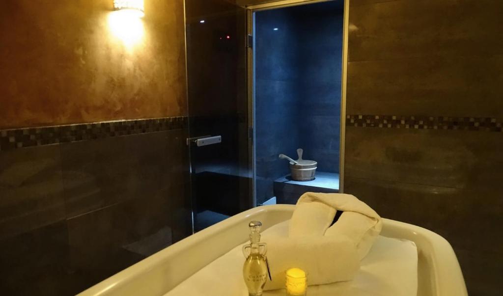 Koupelna v ubytování TI AL LANNEC Hotel - Restaurant & Spa