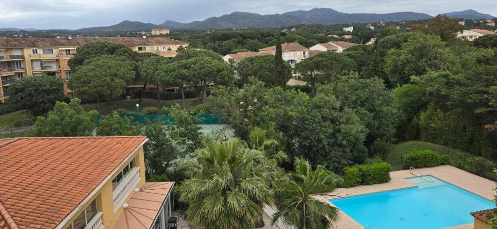 - une vue aérienne sur un complexe avec une piscine et des arbres dans l'établissement LE BELLEVUE - APPARTEMENT - FREJUS -T2-Piscine, à Fréjus
