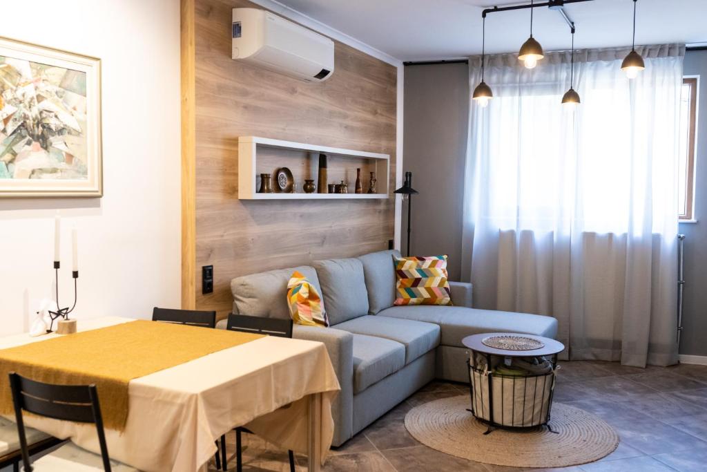 una sala de estar con un sofá y una mesa en Friends apartment, en Ruse