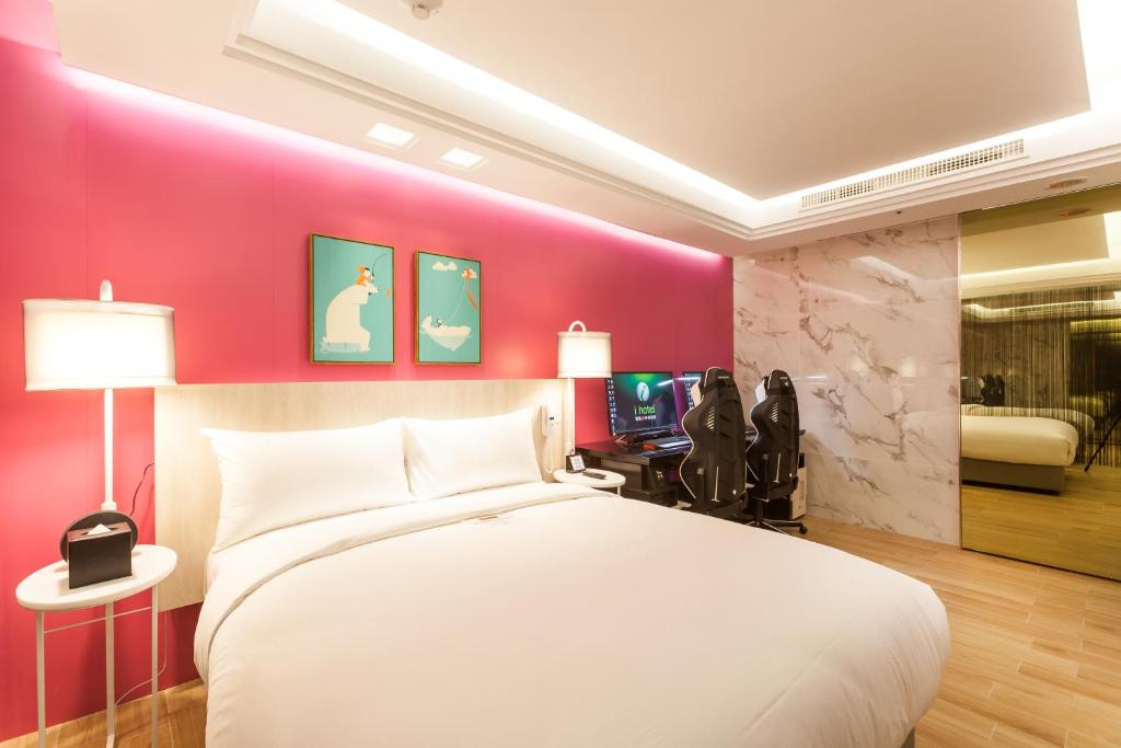 Postel nebo postele na pokoji v ubytování i hotel 中壢館
