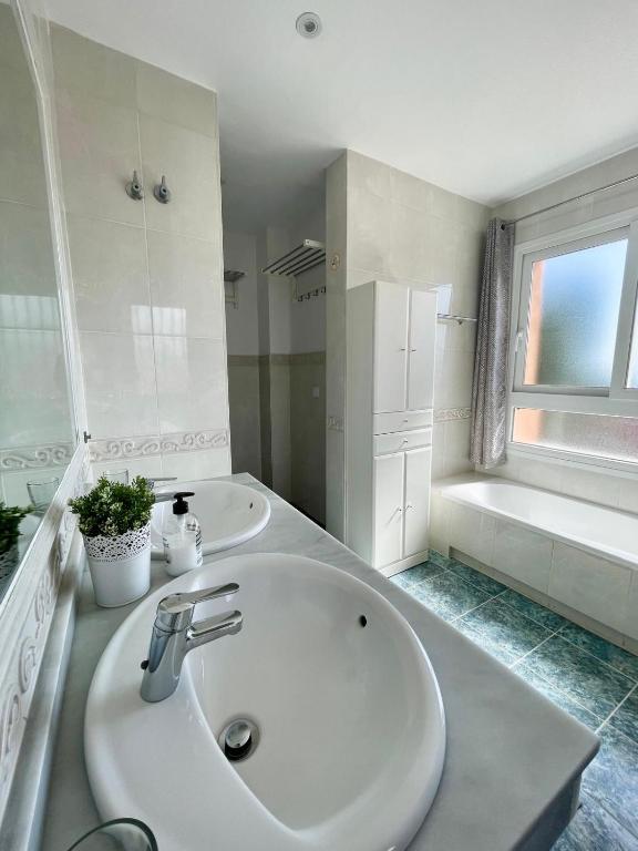Koupelna v ubytování Marbella Deluxe Rooms in Royal Cabopino Townhouse