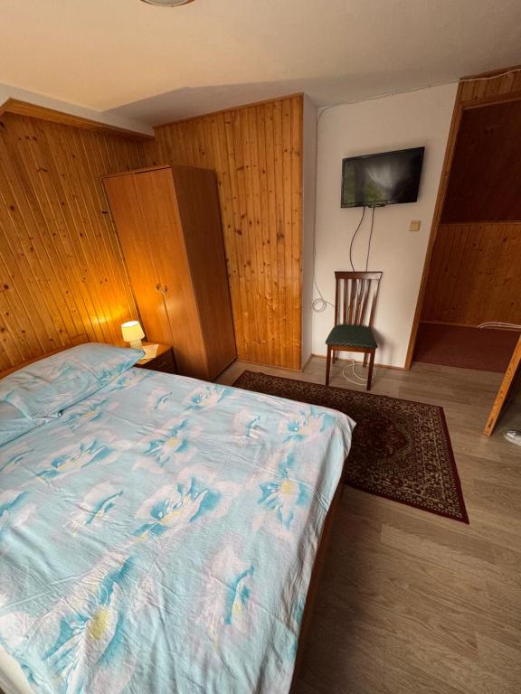 Una cama o camas en una habitación de Domek Jaskółka