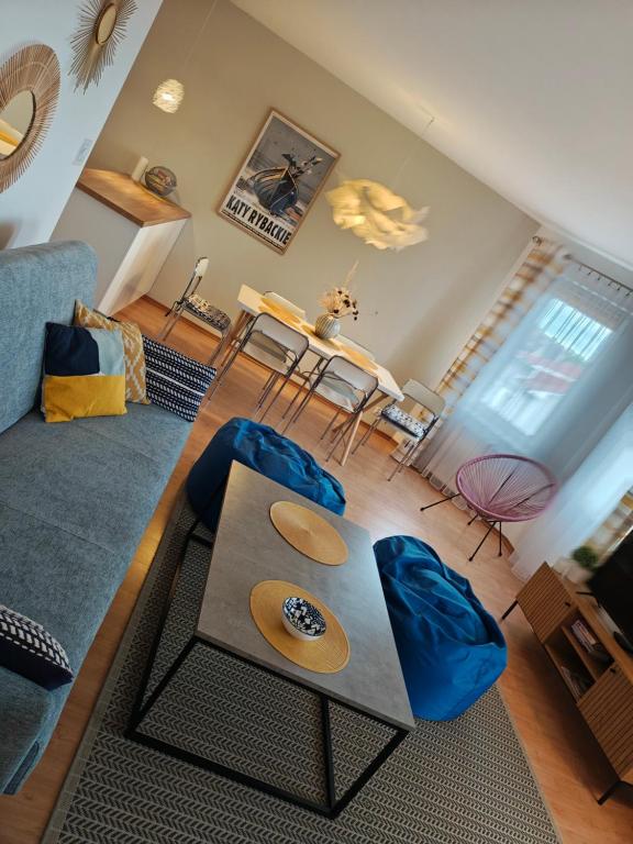 salon z kanapą i stołem w obiekcie Apartament Dziwnów w Dziwnowie