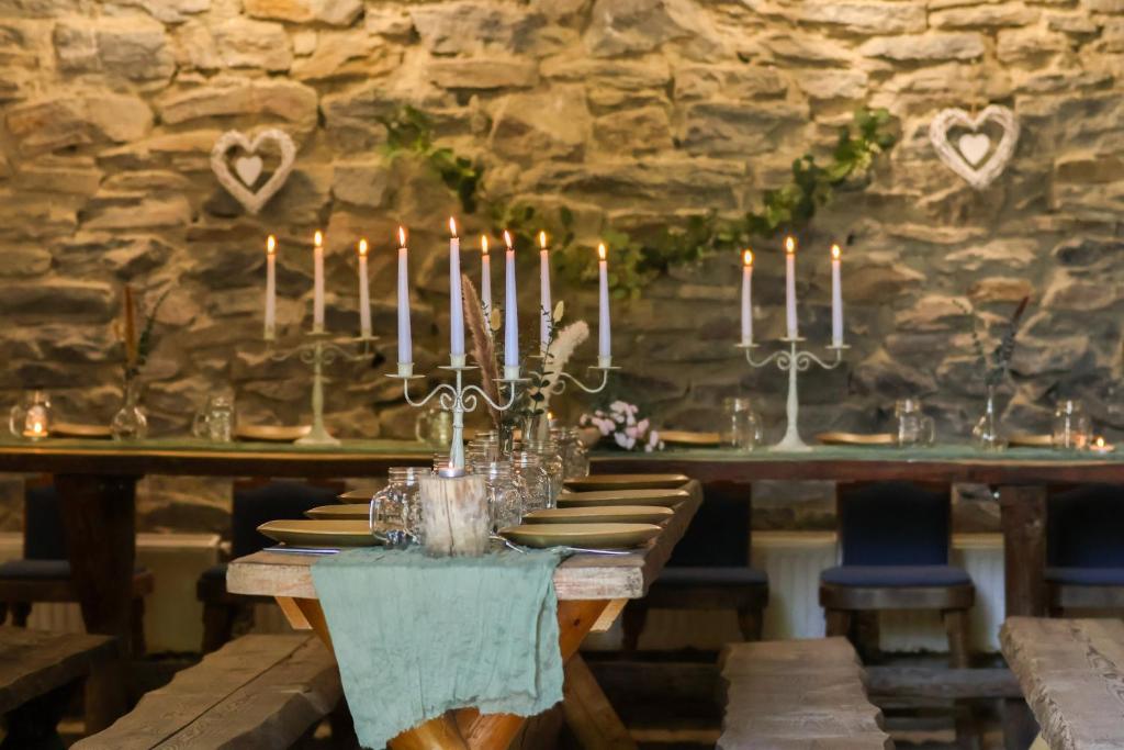 Reštaurácia alebo iné gastronomické zariadenie v ubytovaní Keresztkúti Erdei Pihenőhely