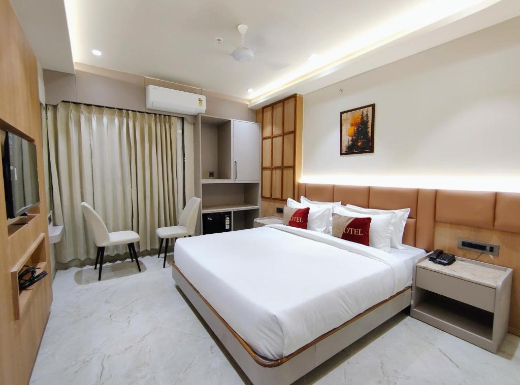 Postel nebo postele na pokoji v ubytování Aceotel Select Sarvagya, Vijay Nagar- A Luxury Boutique Hotel -Nipania
