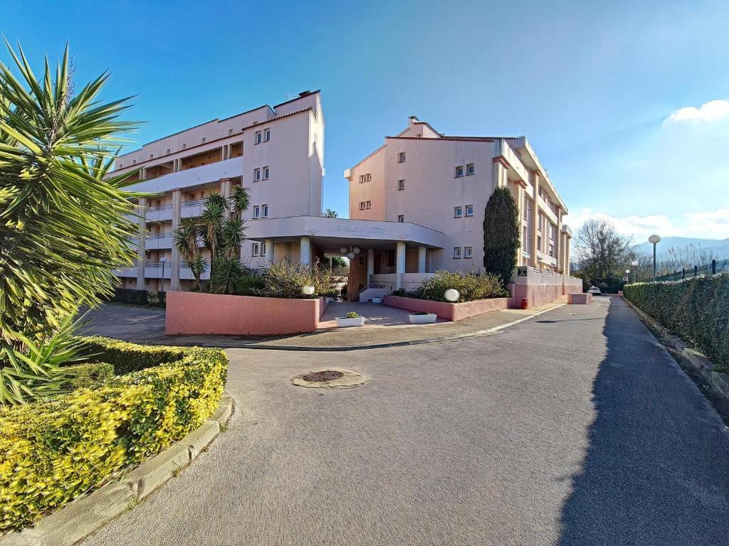 une rue vide devant un immeuble dans l'établissement Appartement confortable à Argelès-sur-Mer avec garage - FR-1-732-99, à Argelès-sur-Mer