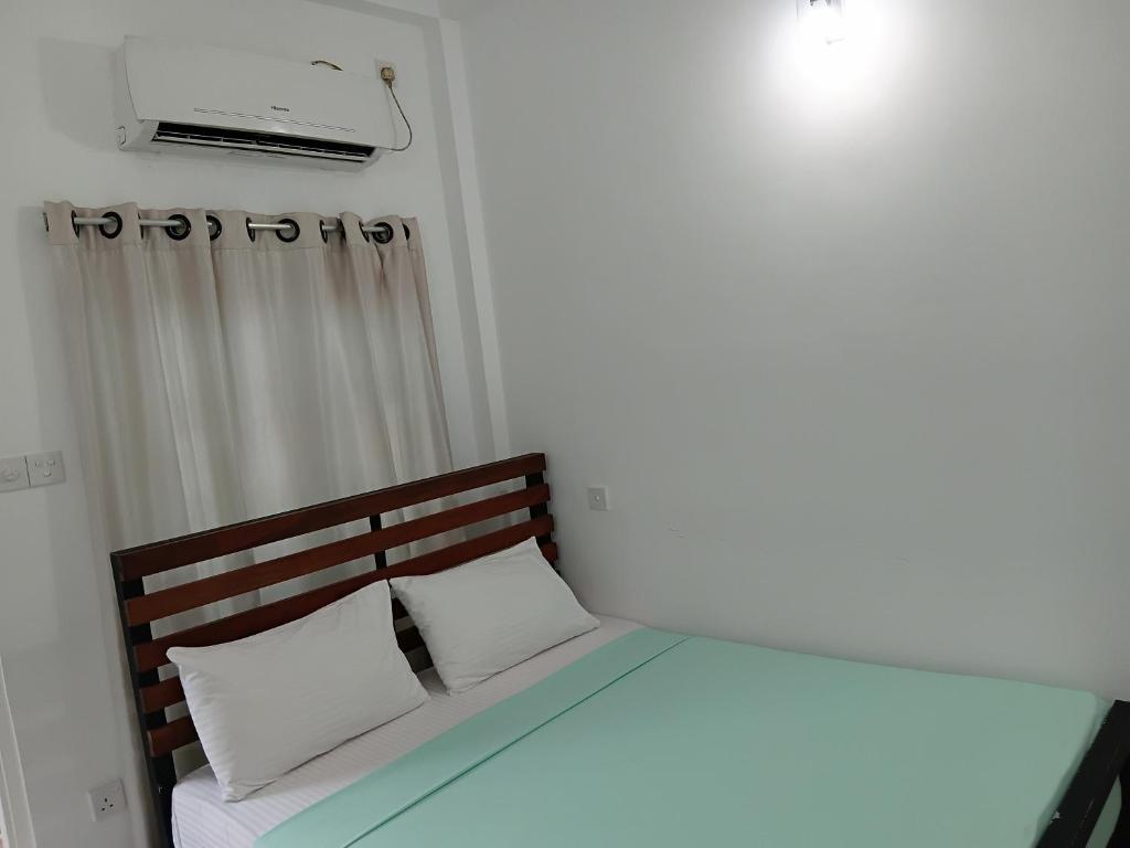Postel nebo postele na pokoji v ubytování Shady transit hotel