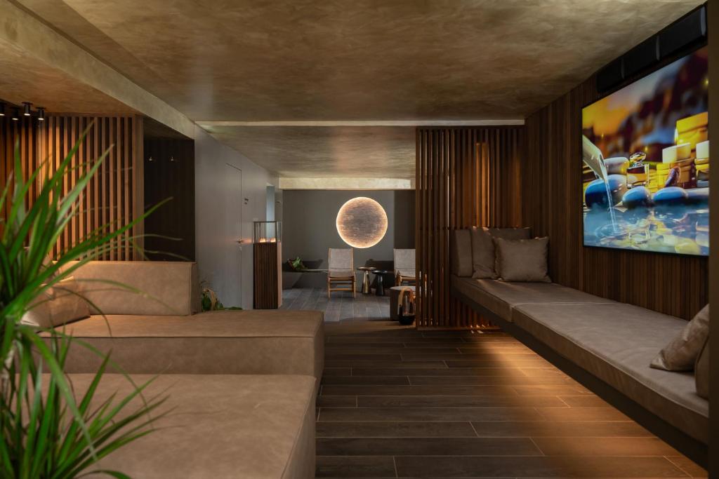 salon z kanapą i telewizorem w obiekcie Hotel Dory w mieście Riccione