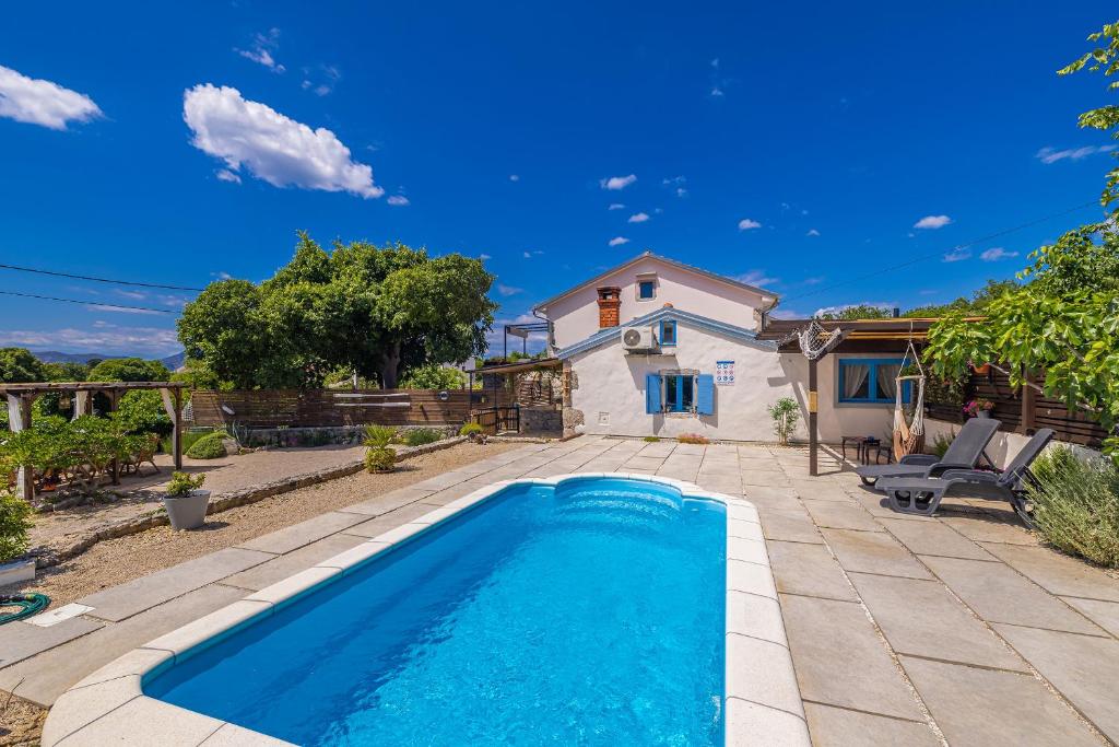 basen na podwórku domu w obiekcie Holiday house Depope w mieście Skrbčići