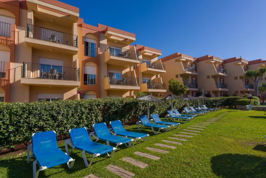 A garden outside Aparthotel las Dunas