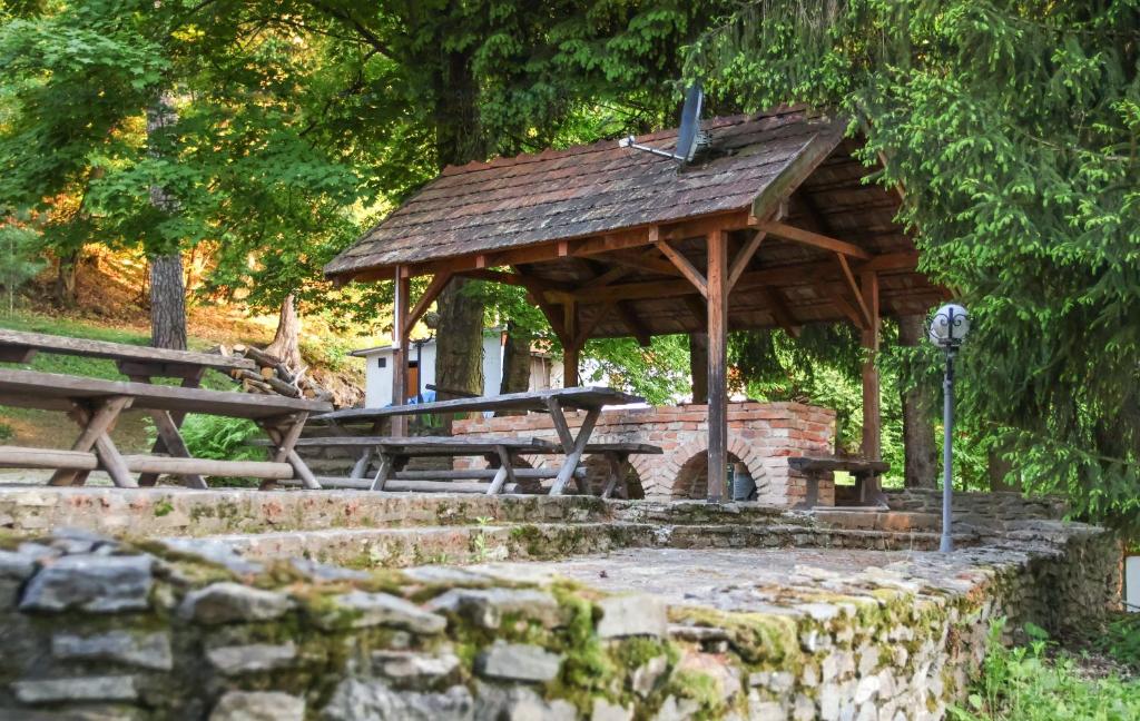Vonkajšia záhrada v ubytovaní Keresztkúti Erdei Pihenőhely