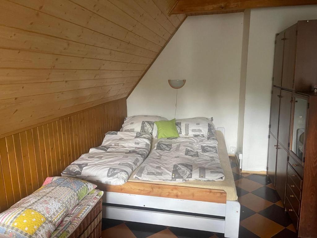 Postel nebo postele na pokoji v ubytování Chata Janov