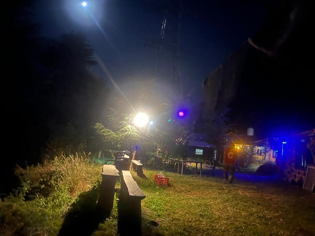 un feu de rue dans une cour la nuit dans l'établissement Parvati hills Cottage, à Kasol