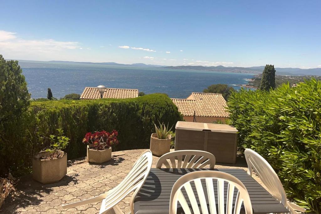 - deux chaises et une table avec vue sur l'océan dans l'établissement Apartment for 4 - near beach, à Saint-Raphaël