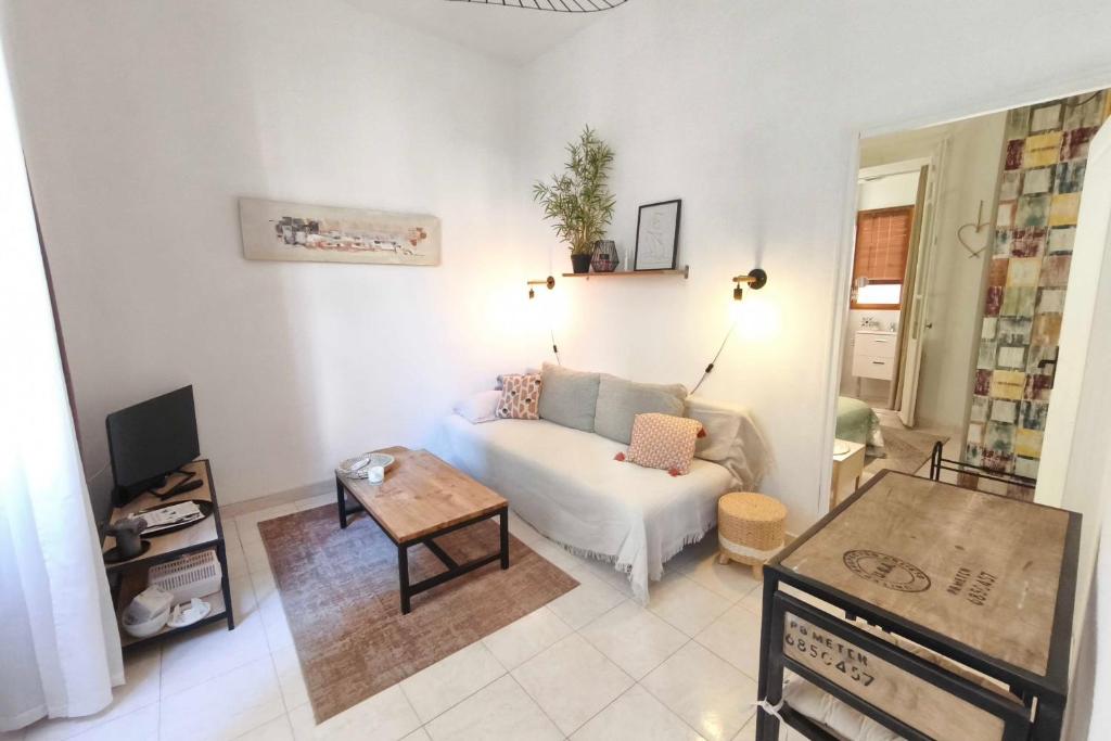 un salon avec un canapé et une table dans l'établissement 1 bedroom apartment near the beach, à Ajaccio