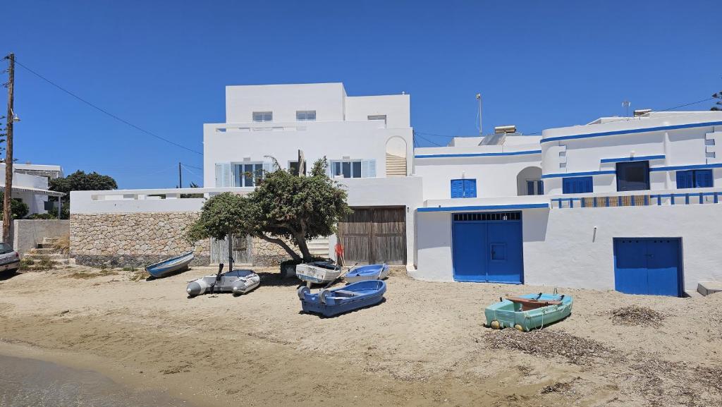 Imagen de la galería de Milos AquaBliss Beachfront Villas, en Pollonia