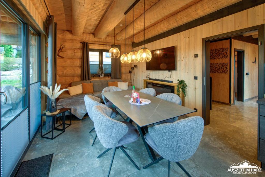 a dining room with a table and chairs at Auszeit im Harz - Haus 9 Blockhaus Alina in Braunlage