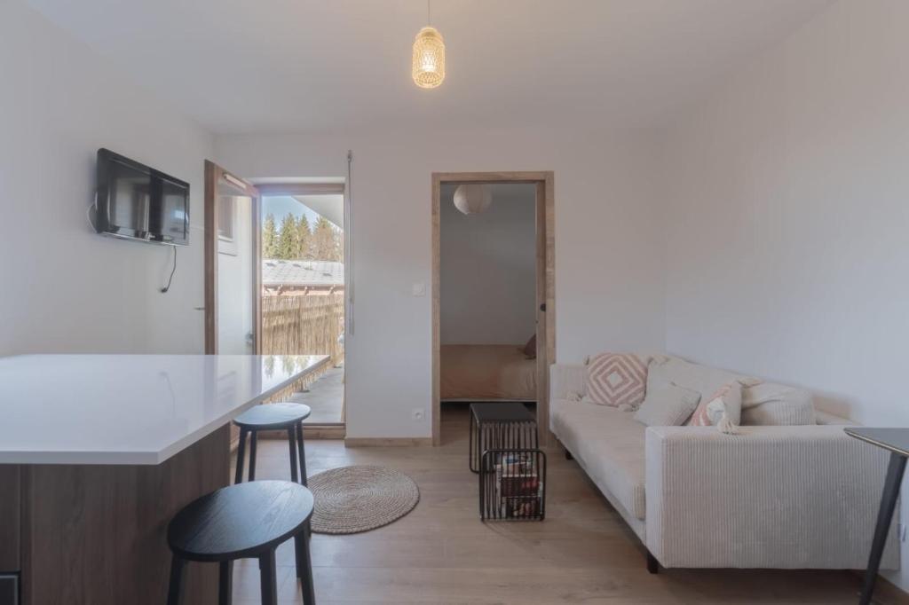 TV a/nebo společenská místnost v ubytování Appartement La Biche