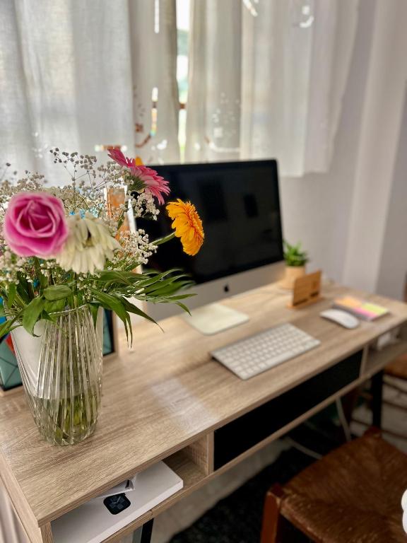 Televízia a/alebo spoločenská miestnosť v ubytovaní Boufidis Rooms