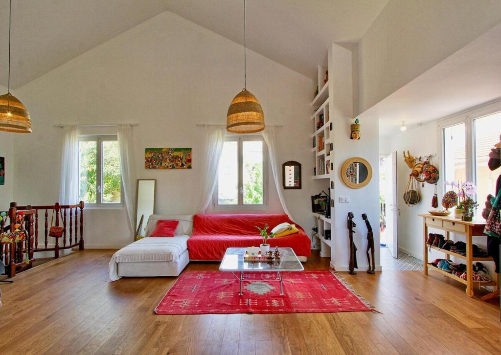 - un salon avec un canapé rouge et un tapis rouge dans l'établissement Large quiet house with pool, à Marseille