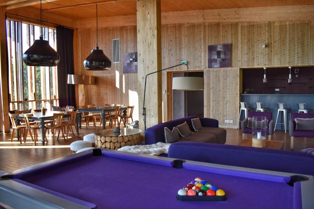 Biliár nebo kulečník v ubytování L'Aiguille Grive Chalets Hotel