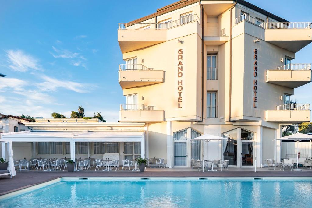 Bazén v ubytování Grand Hotel nebo v jeho okolí