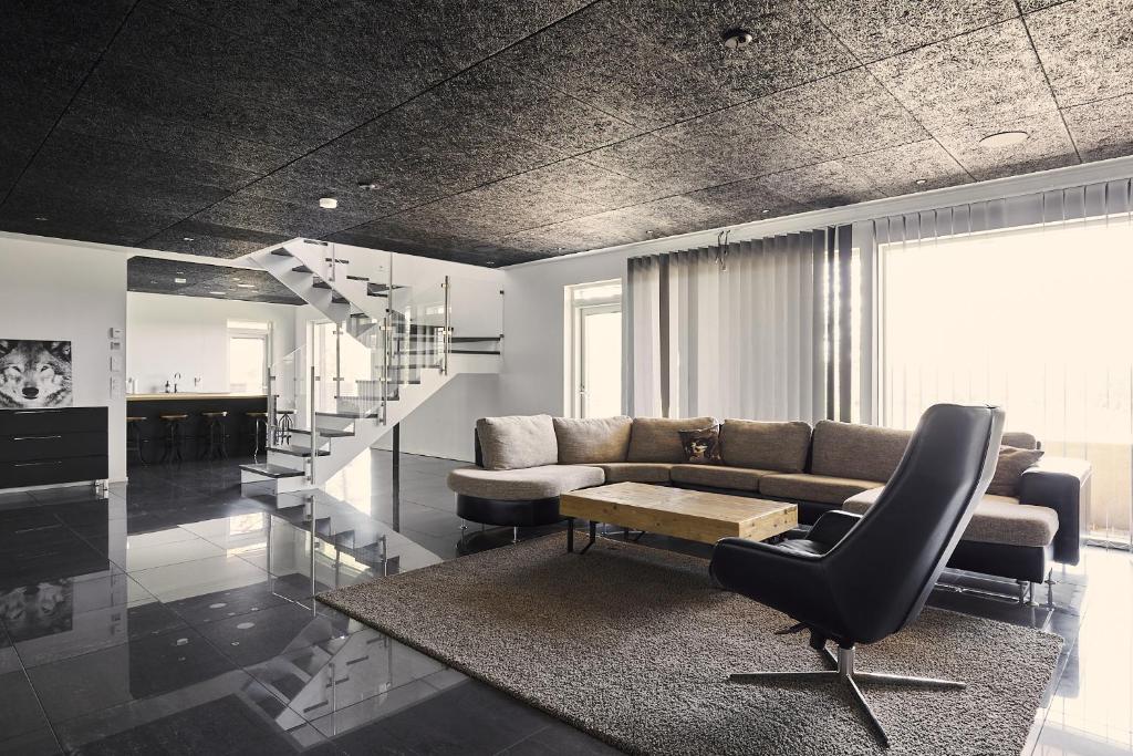 Posezení v ubytování Platinum Swing - Spacious 4BR Villa with Panorama Views next to Kultaranta Resort