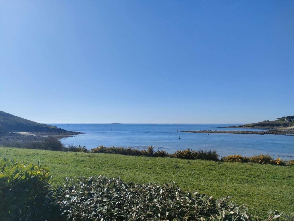 une vue sur une étendue d'eau d'un champ dans l'établissement Ref 030 Maison moderne magnifique vue mer pour six personnes, à Arzon