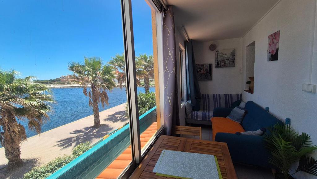 un salon avec vue sur l'océan dans l'établissement Appartement Marina Soleil Bleu, au Barcarès