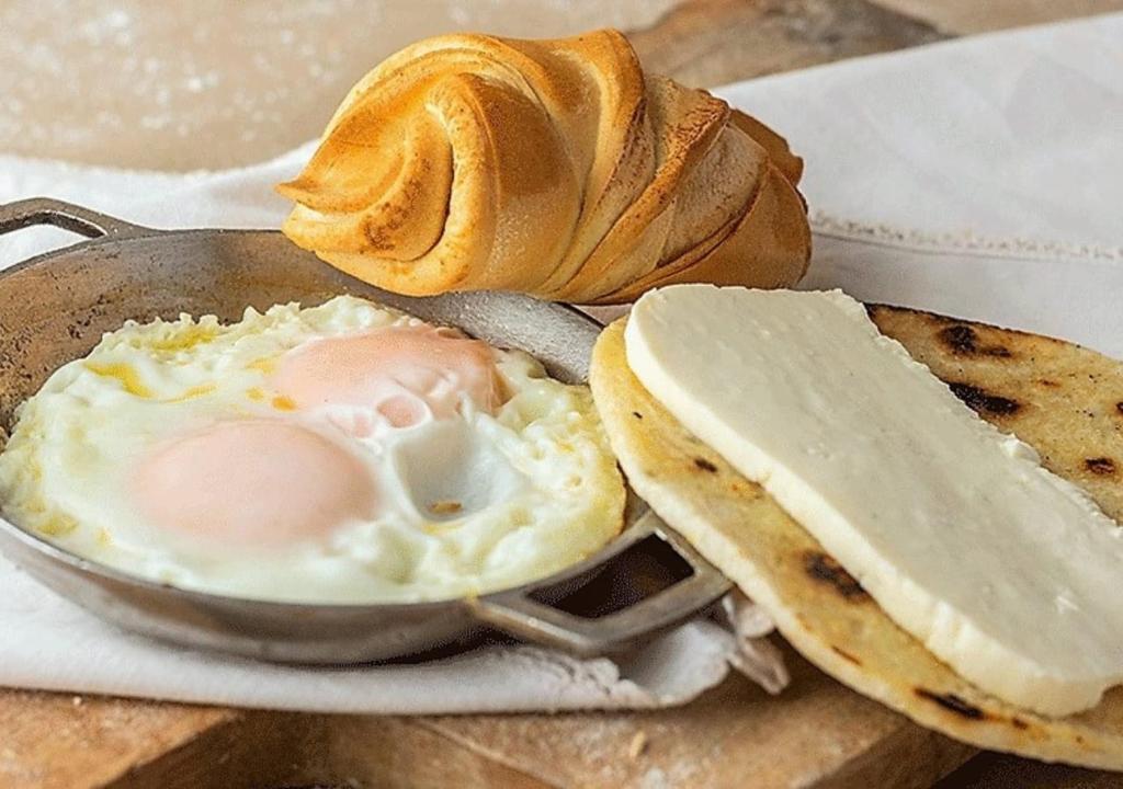 Jídlo v hostelu nebo okolí