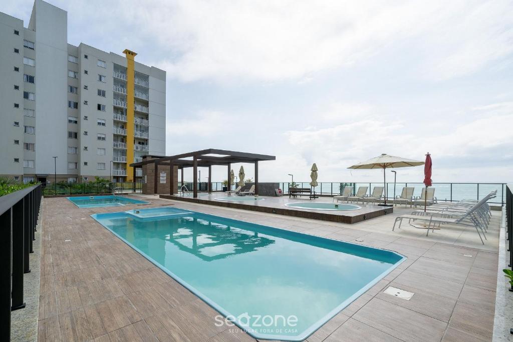 Bazén v ubytování VAC - Condomínio beira mar na Praia de Itajubá nebo v jeho okolí