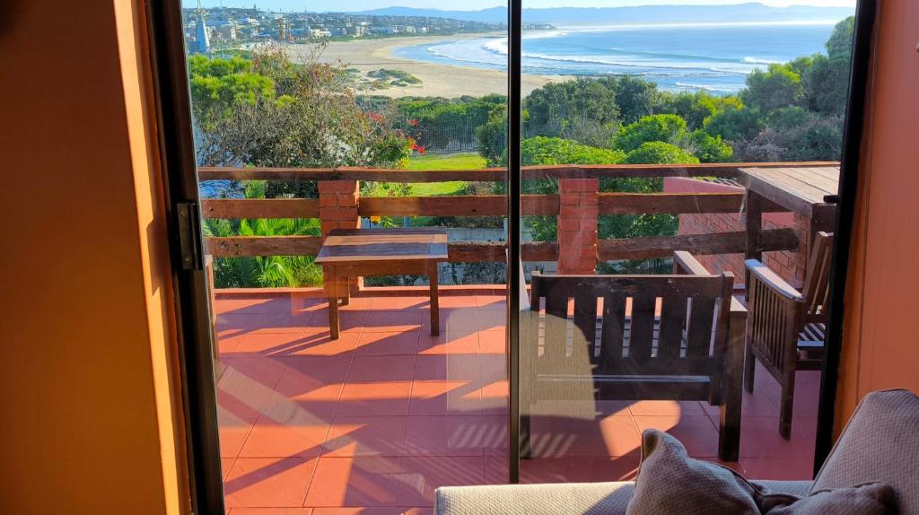 En balkon eller terrasse på Beachfront VILLA AFRICAN QUEEN