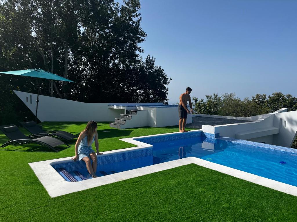 una donna seduta su una panchina accanto alla piscina di La Golosa, finca espectacular a los pies de El Teide donde encontrarás Lujo, Relax y Naturaleza a La Orotava