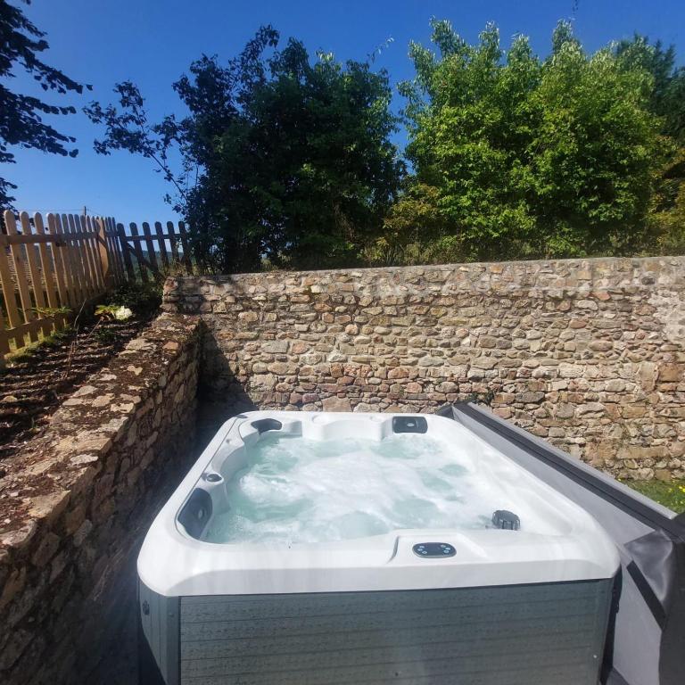 d'un bain à remous dans un mur en pierre. dans l'établissement Aux Tilleuls de Renaison, à Renaison