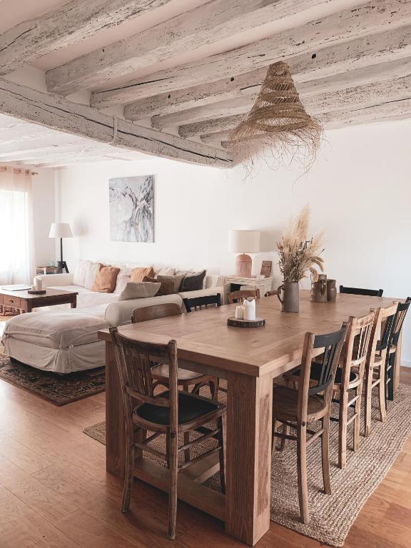 un salon avec une table et des chaises en bois dans l'établissement La Maison Gabriac, à Boissise-la-Bertrand