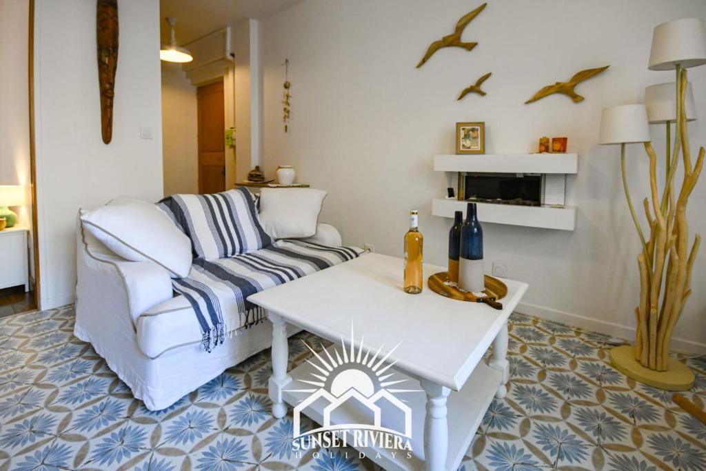 un salon avec un canapé et une table dans l'établissement LE PIN DORE for 2 By SUNSET, à Juan-les-Pins
