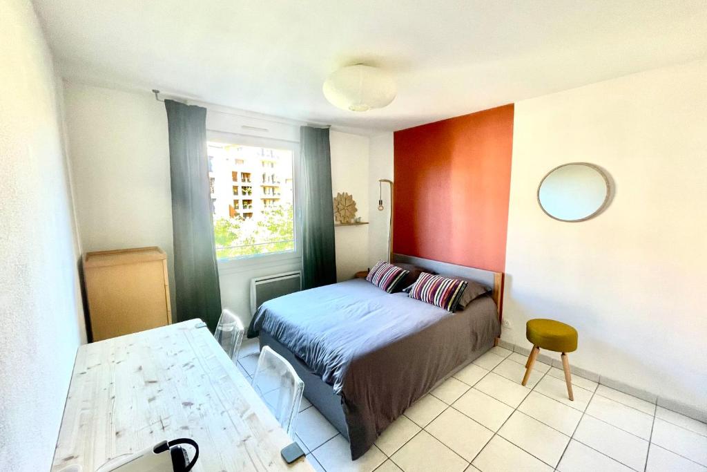 une petite chambre avec un lit et une fenêtre dans l'établissement Beautiful studio for 2 in downtown, à Aix-en-Provence