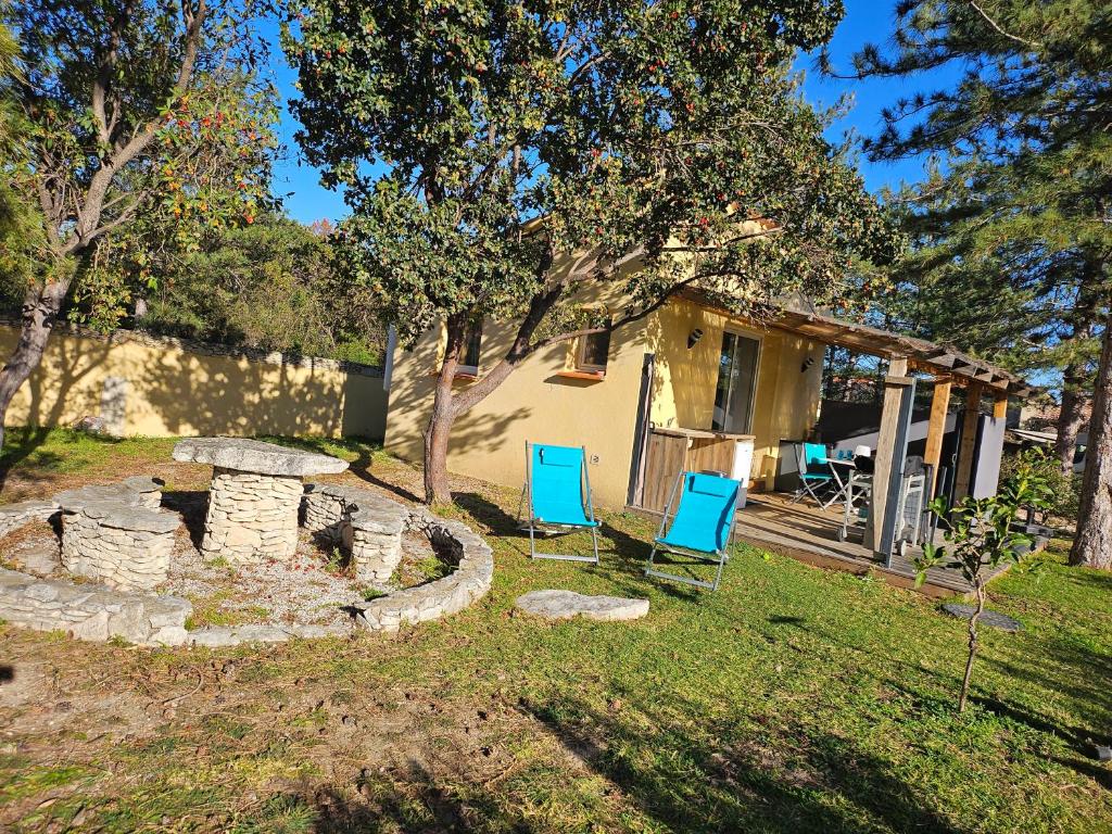 - deux chaises assises devant une maison dans l'établissement Studio Villa Boca, à Prunelli-di-Fiumorbo