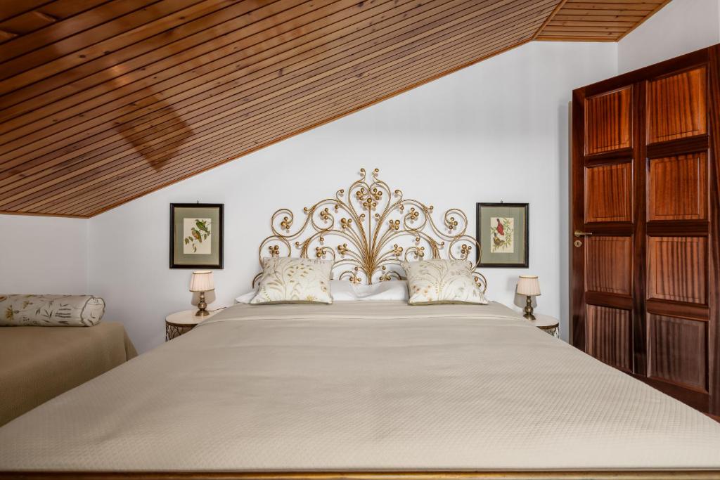 Łóżko lub łóżka w pokoju w obiekcie Villa Edy Barbaresco con piscina per gruppi e famiglie