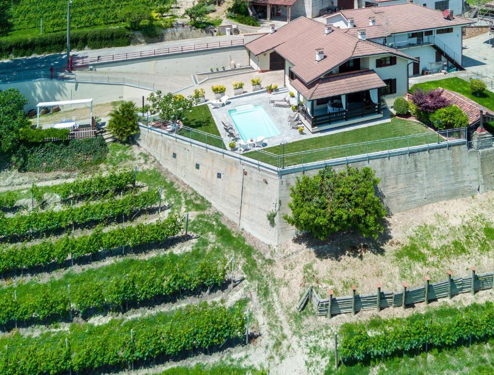 Basen w obiekcie Villa Edy Barbaresco con piscina per gruppi e famiglie lub w pobliżu