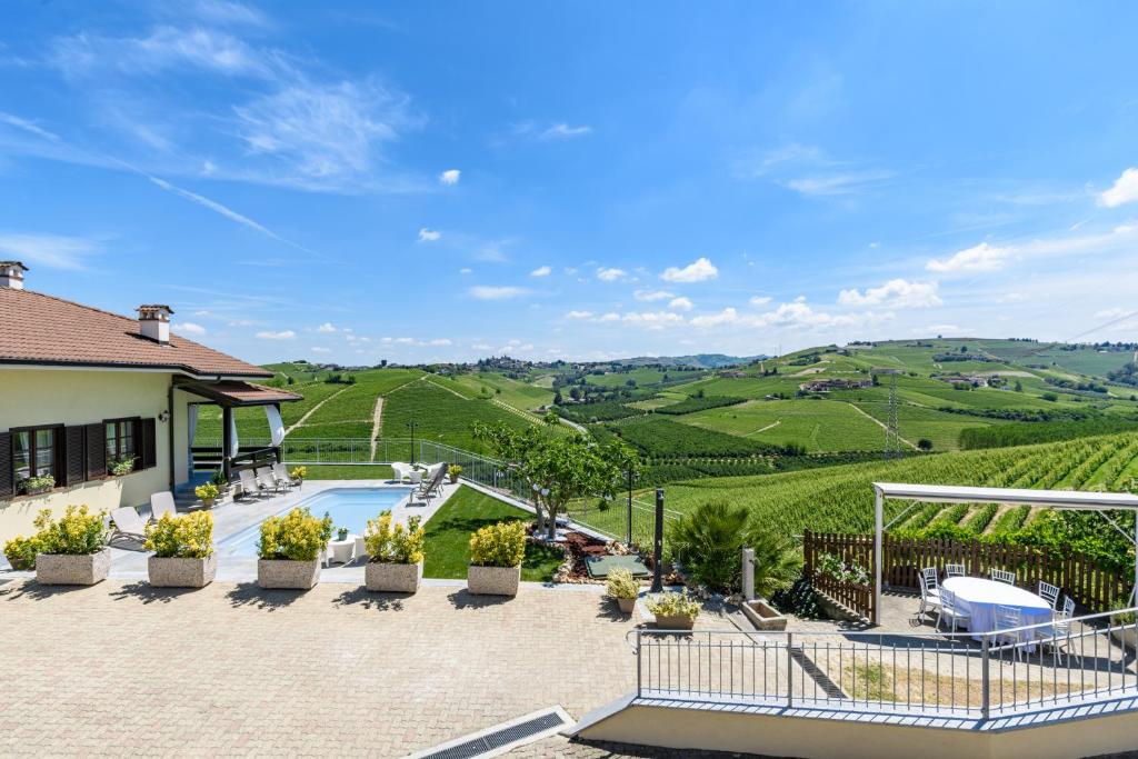 Basen w obiekcie Villa Edy Barbaresco con piscina per gruppi e famiglie lub w pobliżu