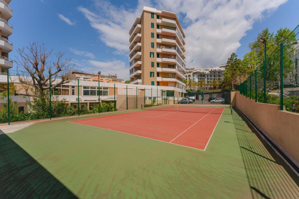 Tenis a/nebo squash v ubytování Duas Torres Hotel nebo okolí