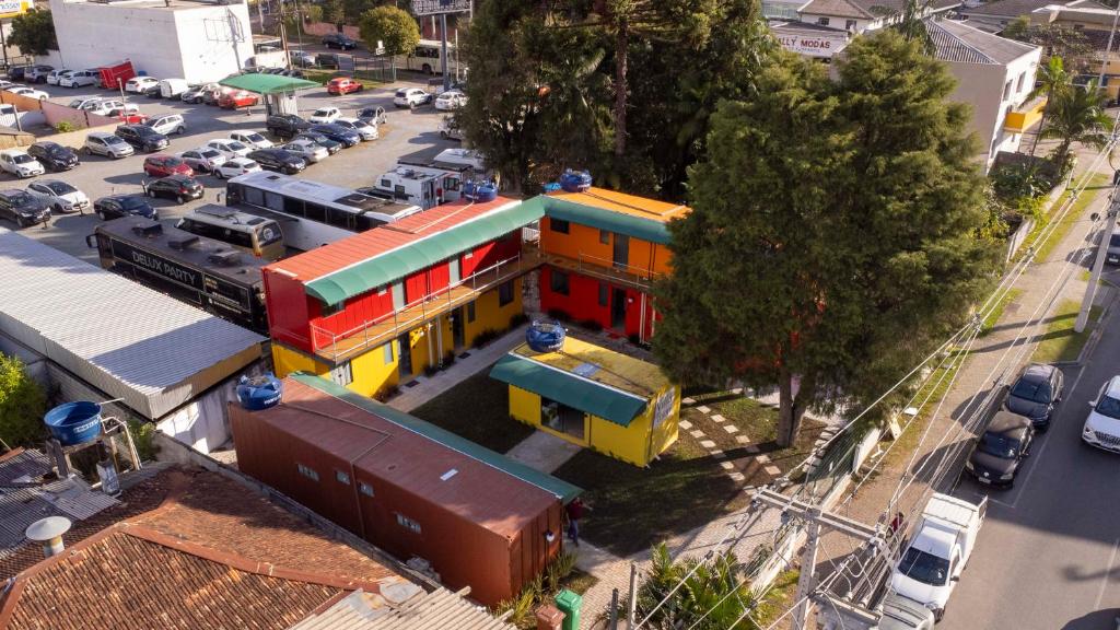 an overhead view of a train station in a city at Villa Dei Colori Studio 6 com Wi-fi perto da Pedreira Paulo Leminski in Curitiba