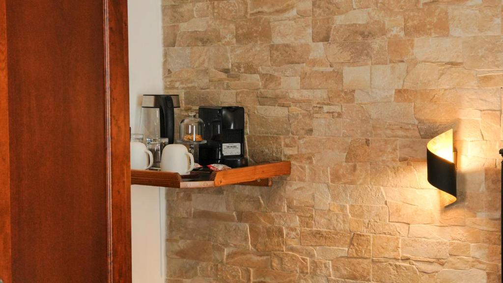 Príslušenstvo na prípravu kávy alebo čaju v ubytovaní Uria Rooms & Suite B&B